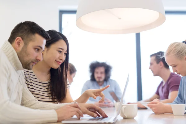 Grupo Jóvenes Empresarios Discutiendo Plan Negocios Moderno Edificio Oficinas Startups — Foto de Stock