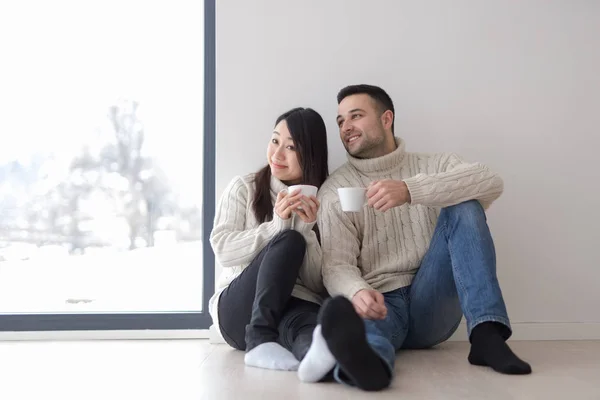 Casal multiétnico desfrutando café da manhã pela janela — Fotografia de Stock