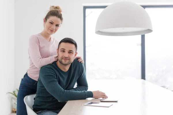 Paar knuffelen in hun nieuwe huis — Stockfoto