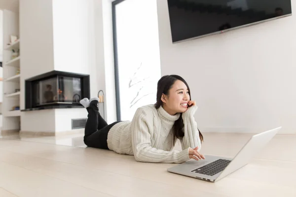 Młoda kobieta azjatyckich za pomocą laptopa na podłodze — Zdjęcie stockowe