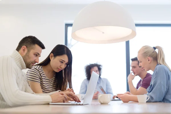 Grupo Jóvenes Empresarios Discutiendo Plan Negocios Moderno Edificio Oficinas Startups —  Fotos de Stock