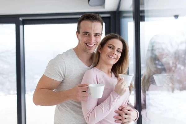 Giovane coppia godendo il caffè del mattino dalla finestra — Foto Stock