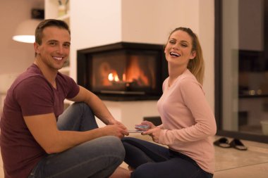 Genç çift dijital tablet soğuk kış gecesinde kullanma