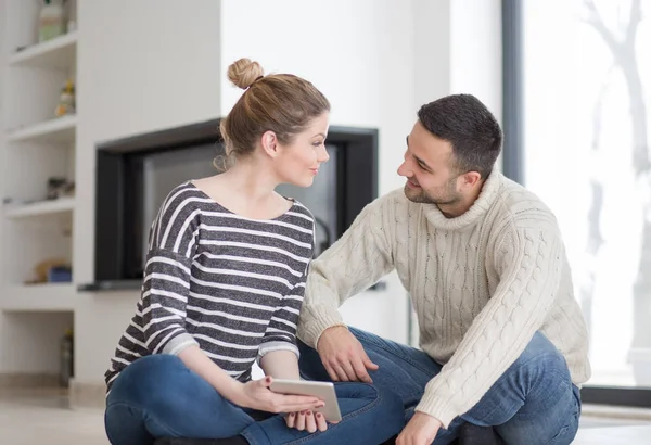 Pareja joven usando tableta digital en el frío día de invierno —  Fotos de Stock