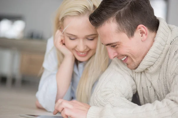 Junges Paar nutzt digitales Tablet an kalten Wintertagen — Stockfoto