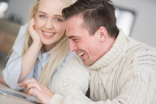 年轻夫妇在寒冷的冬日使用数字平板电脑 — 图库照片