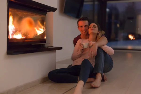 暖炉の前で幸せなカップル — ストック写真