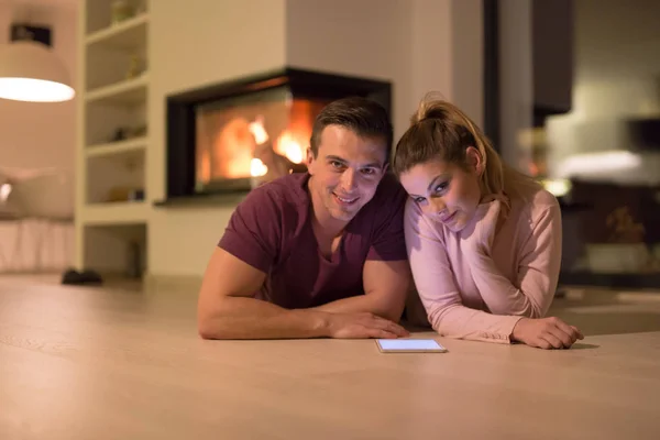 Fiatal pár segítségével digitális tabletta, hideg téli éjszakán — Stock Fotó