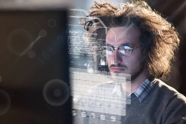 Hombre trabajando en la computadora en la oficina oscura — Foto de Stock