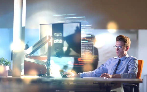 Fiatalember Aki Éjszaka Számítógépen Dolgozik Sötét Irodában Tervező Később Dolgozik — Stock Fotó