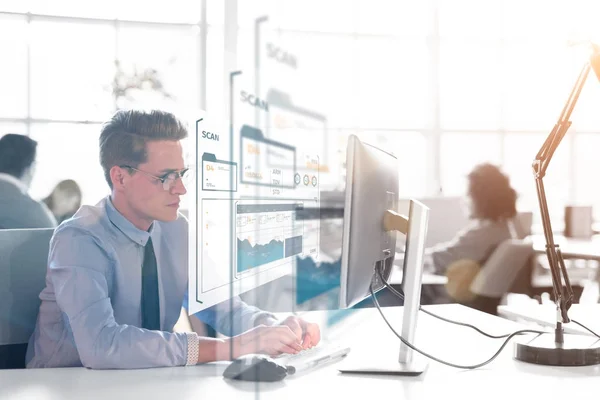 Joven Empresario Freelancer Trabajando Usando Una Computadora Espacio Coworking — Foto de Stock