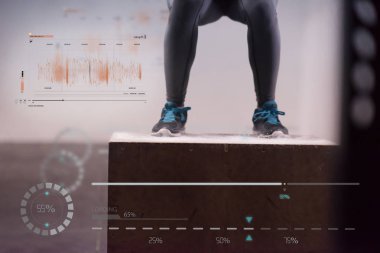 Siyah kadın jimnastik salonunda kutu atlayışı yapıyor.