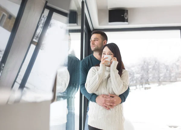 Casal multiétnico desfrutando café da manhã pela janela — Fotografia de Stock