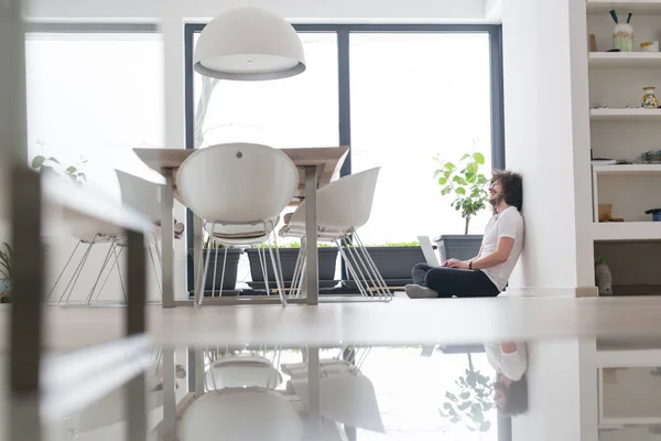 Man genieten van ontspannen levensstijl — Stockfoto