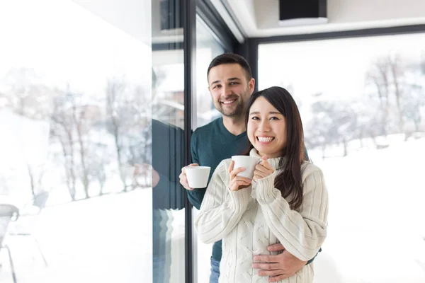 Casal multiétnico desfrutando café da manhã pela janela — Fotografia de Stock