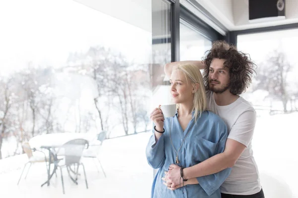 Jeune couple dégustant le café du matin par la fenêtre — Photo