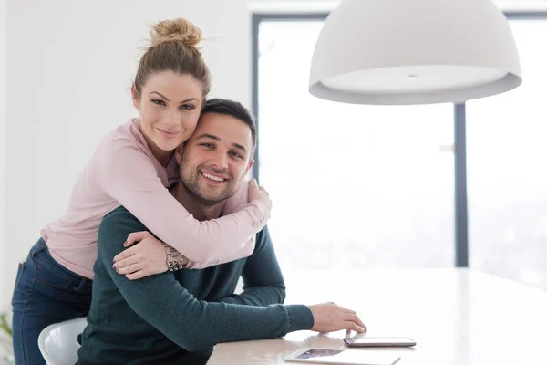 Paar knuffelen in hun nieuwe huis — Stockfoto