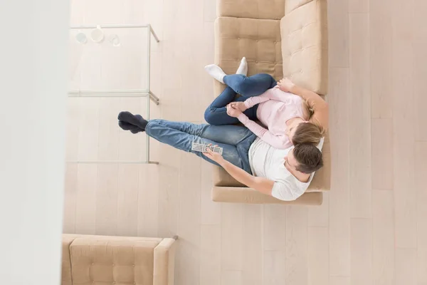 Jovem casal no sofá assistindo televisão vista superior — Fotografia de Stock