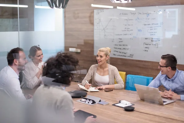 Startup Business Team na setkání v moderní kancelářské budově — Stock fotografie