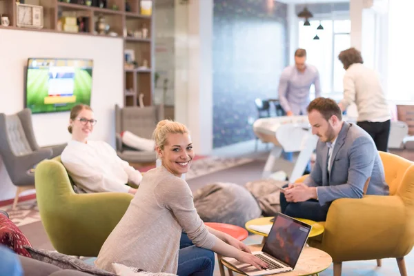 Startup Business Team en una reunión en un moderno edificio de oficinas — Foto de Stock