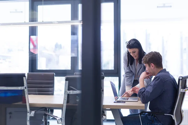 Les gens d'affaires travaillant avec un ordinateur portable dans le bureau — Photo