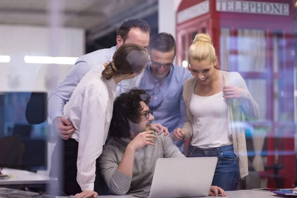 Portret Van Succesvolle Zakenmensen Ondernemer Bij Drukke Startup Office — Stockfoto