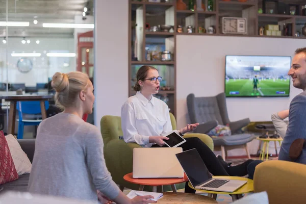 Gruppe Junger Geschäftsleute Diskutiert Businessplan Modernem Startup Bürogebäude — Stockfoto