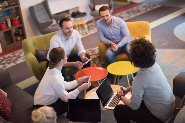 Startup Business Team Em uma reunião no prédio de escritórios moderno — Fotografia de Stock