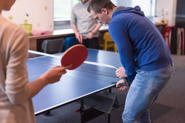 Стартап бизнес-команда играет пинг-понг теннис — стоковое фото