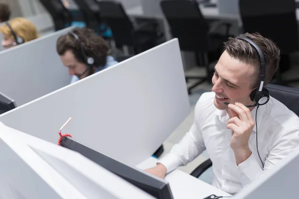 Giovane Sorridente Operatore Call Center Maschile Che Suo Lavoro Con — Foto Stock