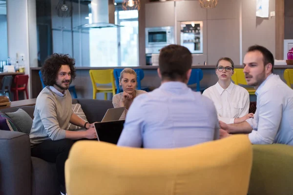 Startup Business Team Em uma reunião no prédio de escritórios moderno — Fotografia de Stock