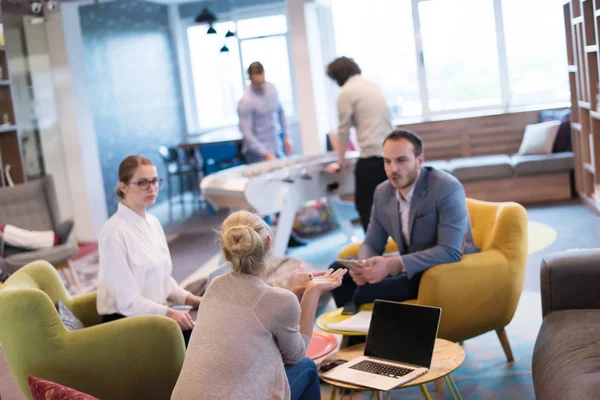 Grupo Jóvenes Empresarios Discutiendo Plan Negocios Moderno Edificio Oficinas Startups — Foto de Stock