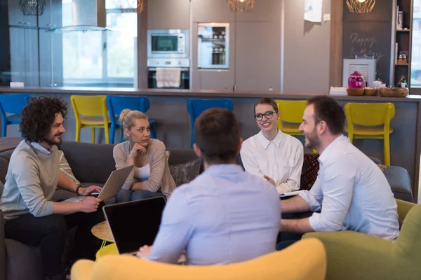 일단의 사업가들이 스타트업 사무실 건물에서 계획에 토론하는 — 스톡 사진