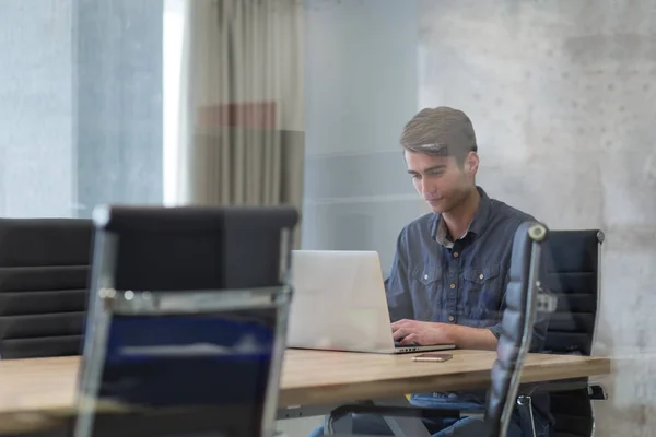 在合作空间使用笔记本电脑的年轻企业家自由职业者 — 图库照片
