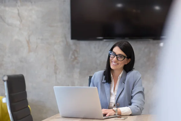 Joven empresaria freelancer — Foto de Stock