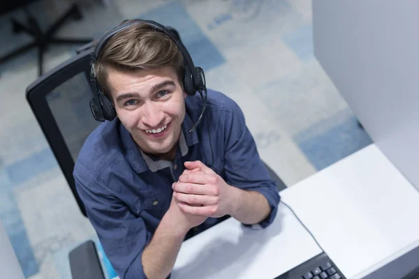 Vista Dall Alto Giovane Operatore Sorridente Call Center Maschile Che — Foto Stock