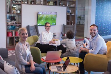 Modern ofis binasında Girişim İş Takımı Toplantısı
