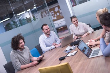 Modern ofis binasında Girişim İş Takımı Toplantısı