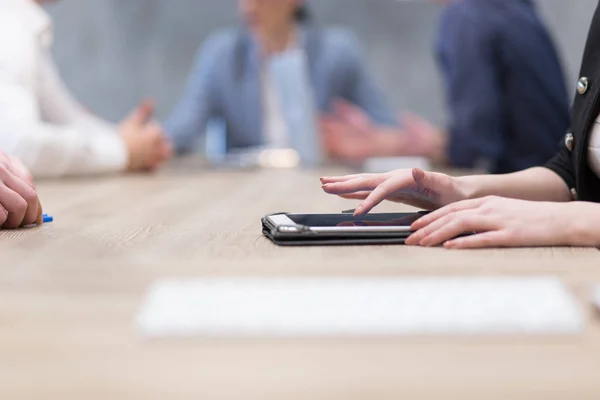 Zakenvrouw Die Tablet Gebruikt Kantoor — Stockfoto