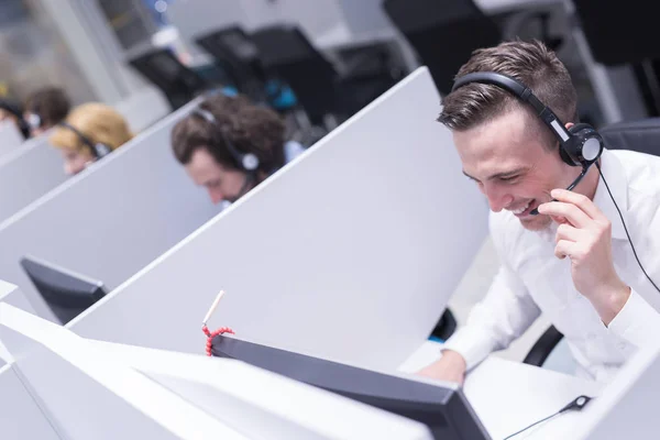 Giovane Sorridente Operatore Call Center Maschile Che Suo Lavoro Con — Foto Stock