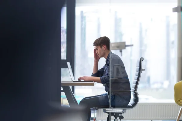 Giovane Imprenditore Freelance Che Lavora Con Computer Portatile Uno Spazio — Foto Stock