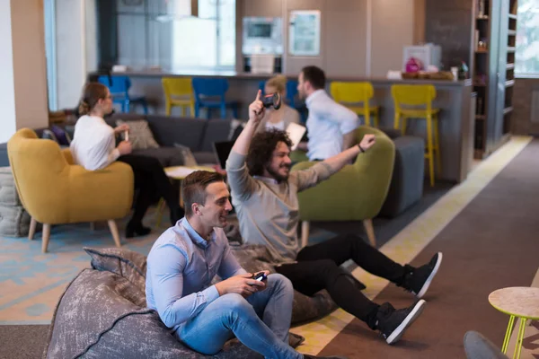 Startup Oficina Trabajadores Jugando juegos de ordenador —  Fotos de Stock