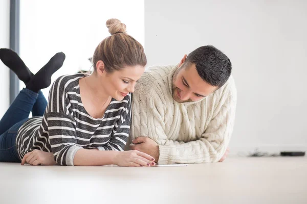 Junges Paar auf dem Boden — Stockfoto