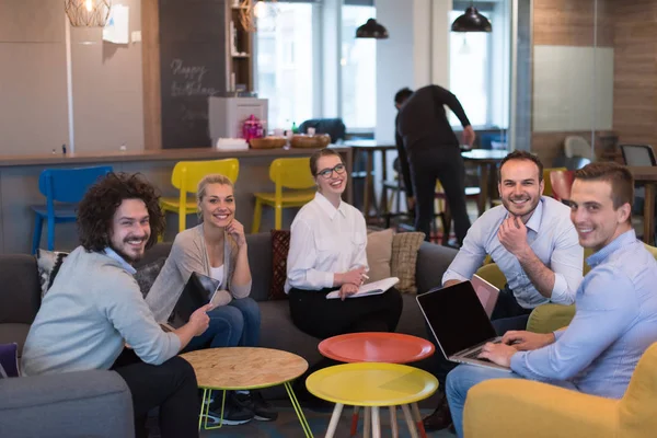 Grupo Jóvenes Empresarios Discutiendo Plan Negocios Moderno Edificio Oficinas Startups — Foto de Stock