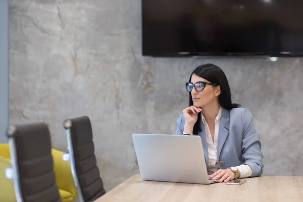 Joven empresaria freelancer — Foto de Stock