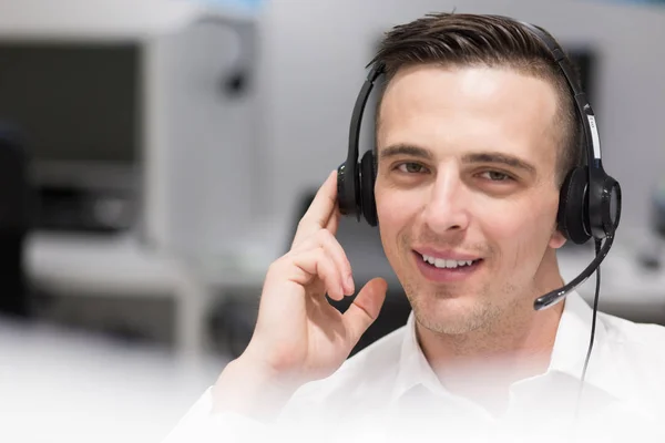 Jonge Lachende Mannelijke Call Center Operator Doet Zijn Werk Met — Stockfoto