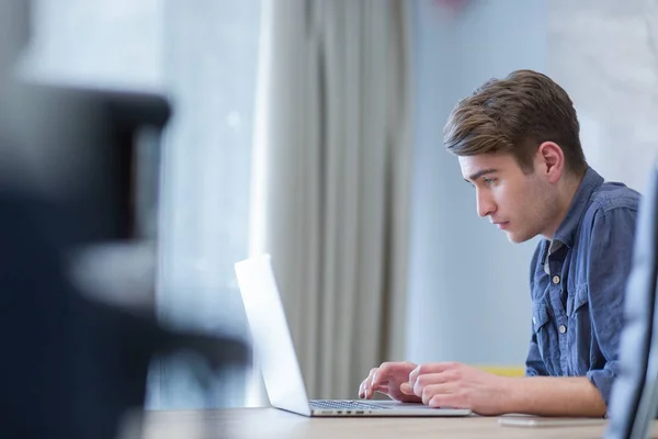 Freelancer Jovem Empreendedor Trabalhando Usando Laptop Espaço Trabalho — Fotografia de Stock