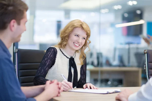 Grupp Unga Affärsmän Diskuterar Affärsplan Vid Moderna Start Kontor Byggnad — Stockfoto