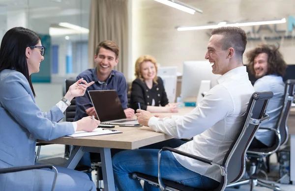 Gente de negocios discutiendo plan empresarial — Foto de Stock