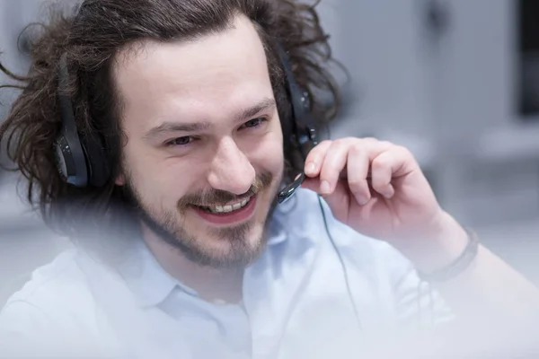 Joven Sonriente Operador Centro Llamadas Masculino Haciendo Trabajo Con Auricular — Foto de Stock